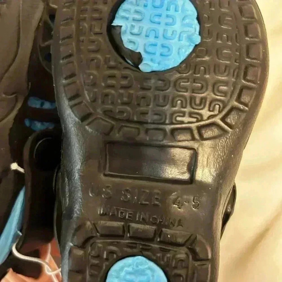 Toddler shark clogs. New. Size 4-5‎ - Picture 6 of 7